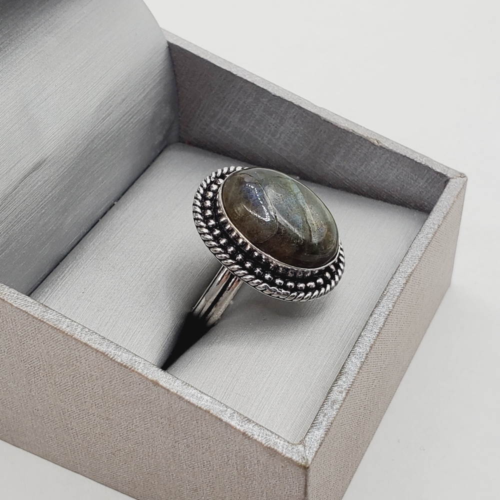 Labradorite Ring - Picture 2 of 7